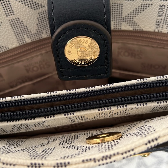 Michael Kors Hamilton Navy/Wht LG EW Tote 👜 - Picture 7 of 14